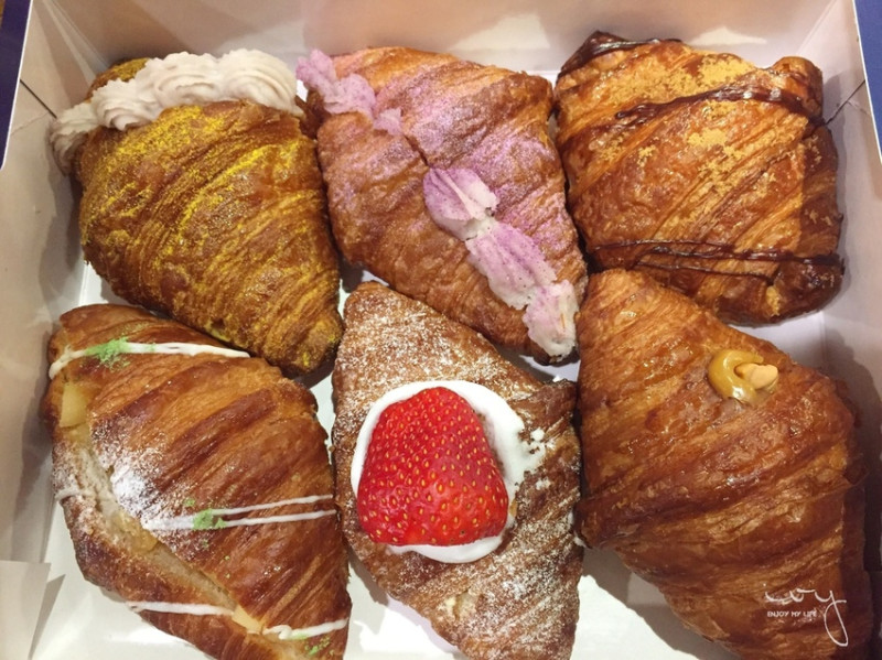 八月堂殿堂級可頌|  高雄左營新光三越排隊美食，酥脆鬆軟細緻的蜂巢可頌，搭配多種餡料，立即享受殿堂級的美味！