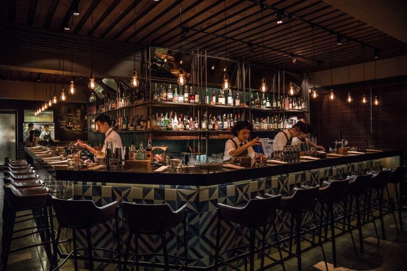 米其林一星餐酒館｜LONGTAIL 窺視蟬聯兩屆米其林一星的料理魅力、掉入英國風情酒吧、約會聚餐推薦、創意料理餐廳、六張犁站美食、台北夜生活