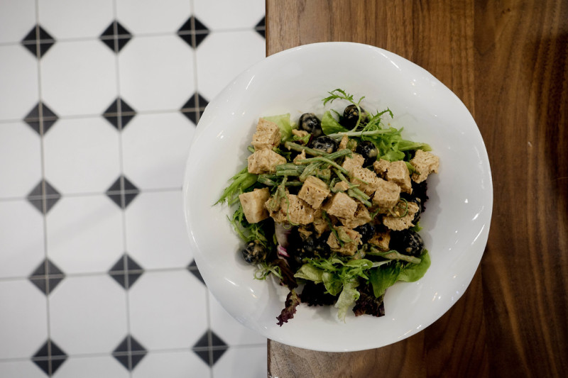 『Field 小田食光x魔王』台北中山區 IG網美集散地 地中海風格料理 玻璃瓶身氣泡水好美好繽紛 捷運中山站『內文有店家資訊』