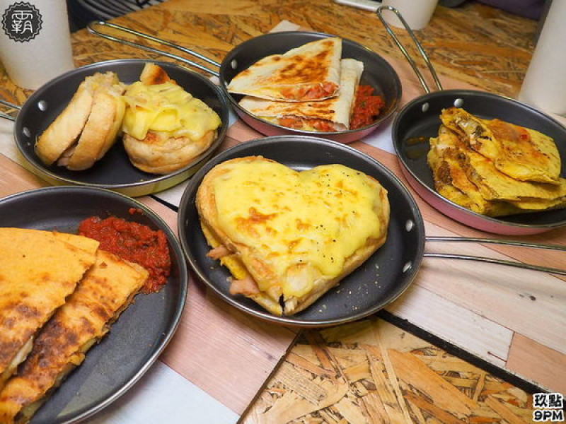  9PM玖點手作三明治，邪惡起司牽絲太吸睛，宵夜就吃牽絲起司三明治、墨西哥餅～        
      