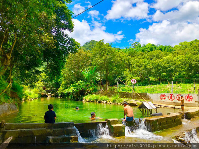 圓圓家出去玩-《新北景點》跟小魚兒ㄧ起悠游清涼溪水，柯子林天然游泳池，夏天就是要玩水