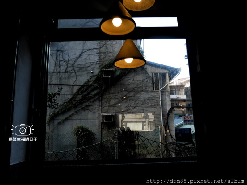 鬧咖啡NOW Coffee，台北北門老屋重建咖啡館，文創藝術館，有WIFI有插座，也有精釀啤酒＠瑪姬幸福過日子