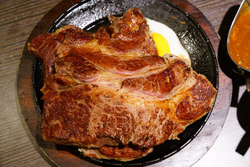 【台北美食】 人从众厚切牛排(景美店)‧比臉大牛排！32oz麵包湯品吃到飽│排餐│雙拼│ - 小美叮叮-旅遊看世界