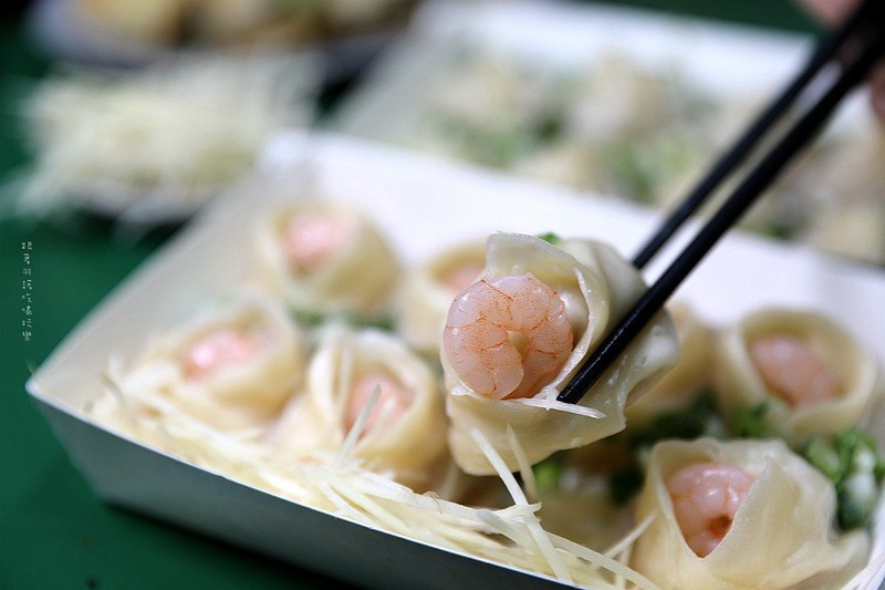 IG瘋傳超夯！包一整隻蝦霸氣鮮蝦燒賣，噴汁爆餡小籠湯包