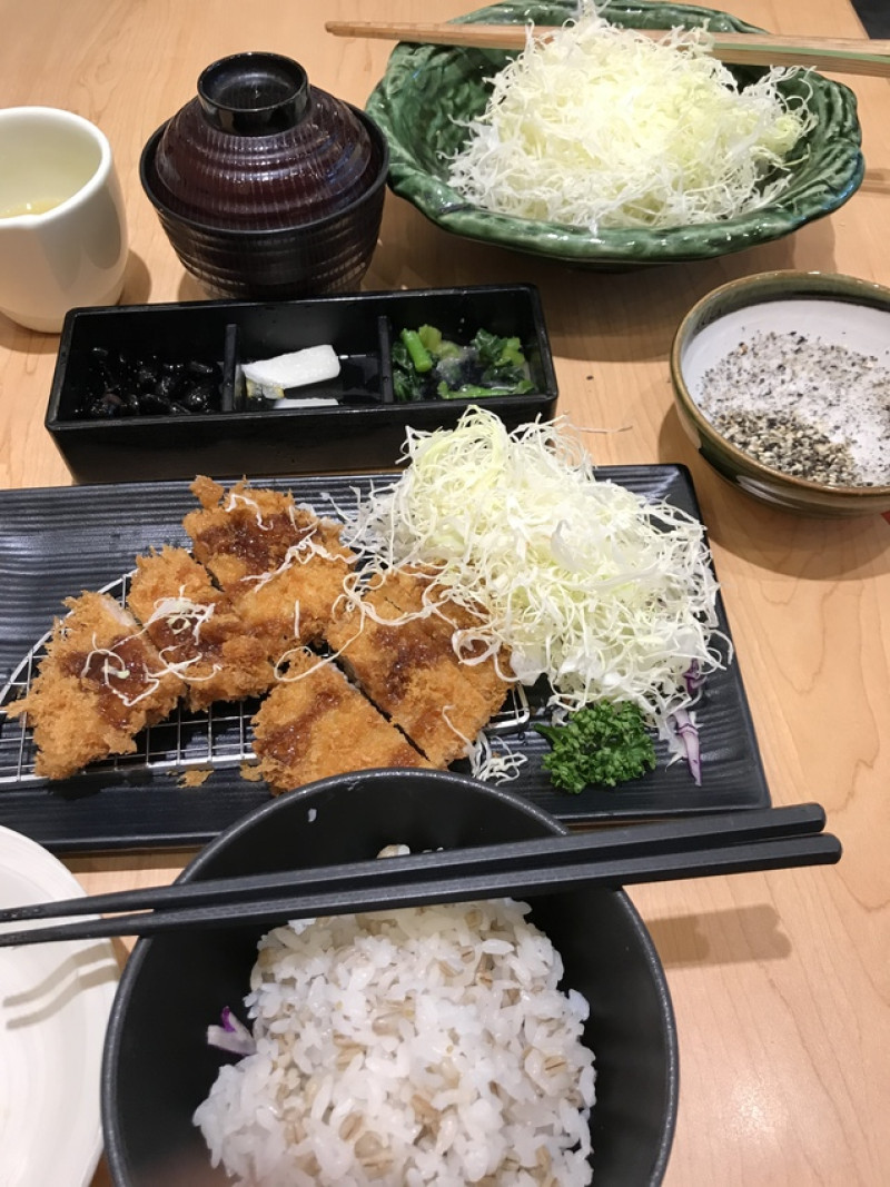 中午吃什麼~大口咬下卡滋卡滋豬排的勝博殿