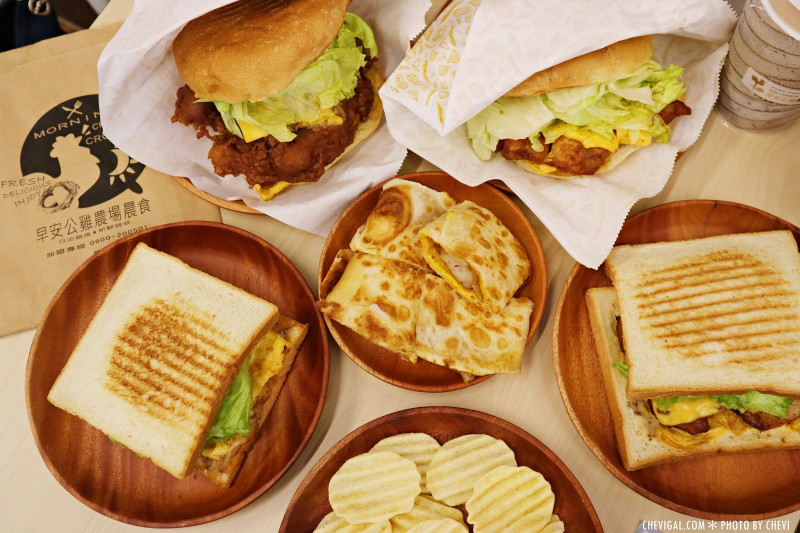 台中西區│早安公雞晨食忠誠店＊招牌老麵堡紮實份量大滿足。人氣早餐新店在勤美、SOGO附近也吃得到囉
