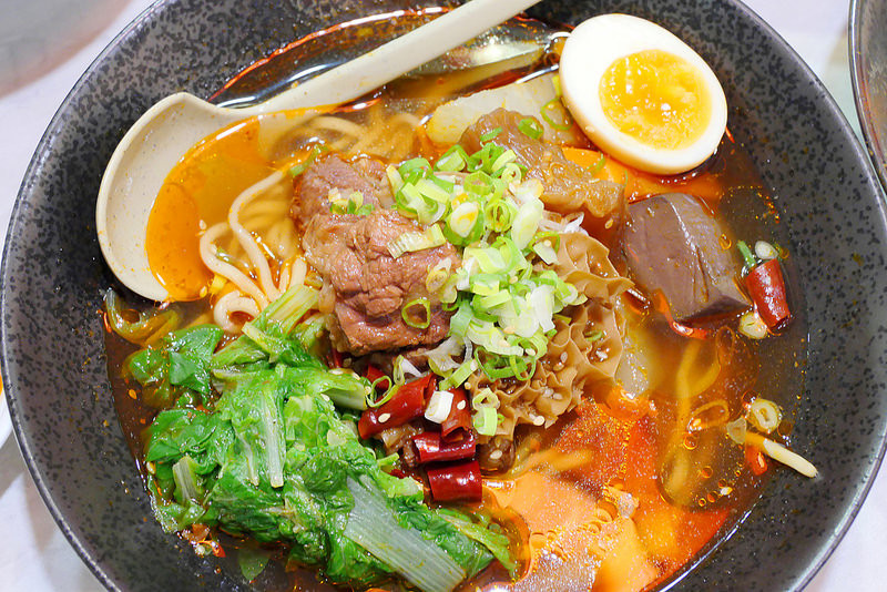 初川食堂：網路好評川味麻辣牛肉麵 招牌牛三寶麵香麻爽辣每日限量供應！