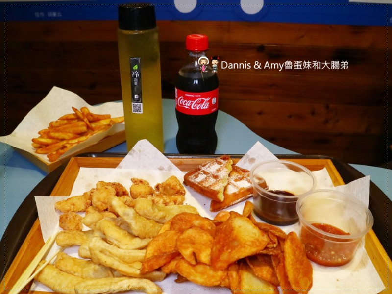 《新櫃~巨城美食街吃什麼？》炸去啃 Chicken 職人炸物-新竹巨城店。內用的鹹酥雞店。現炸巨無霸雞排丼飯。歡樂分享餐。兒童餐｜價格菜單分享（ 影片）