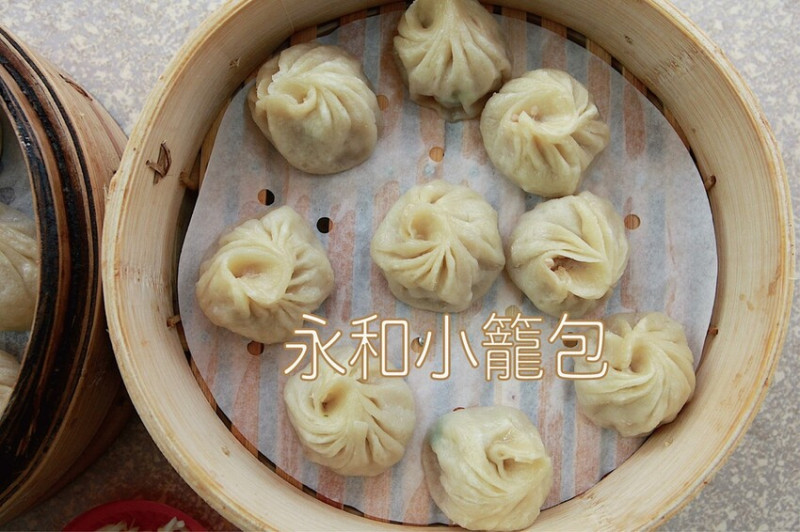 吃。高雄美食｜鹽埕區。「永和小籠包」隱身在巷弄裡飄香超過40年人氣小籠包，Google高達1,690則評論獲得4.3
