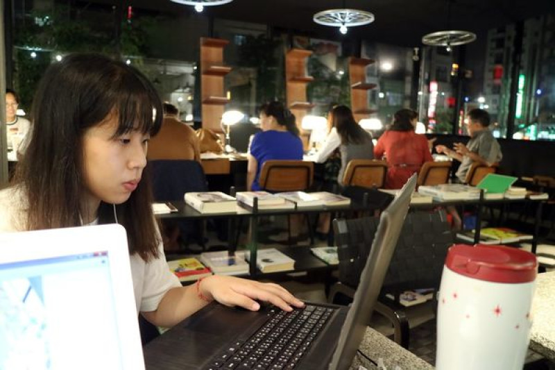 高雄新興區=<食>興趣＊simtree~高雄新地標＊海鹽可頌超無敵＊舒適＊有插座＊不限時的筆電好去處=