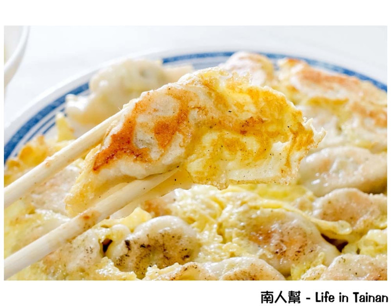 【台南新化區-美食】新化招牌美食｜新化太平街美食｜淡淡蛋香味的黃金煎餃 ~ 太子水餃店