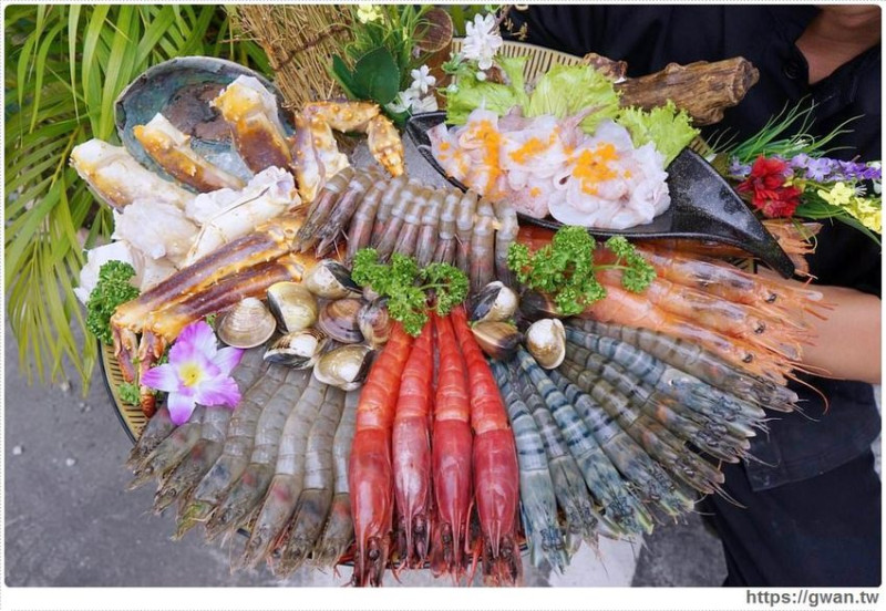  台中最青的現撈海鮮，一次給你40隻蝦蝦和帝王蟹，打卡再送300g美牛！！