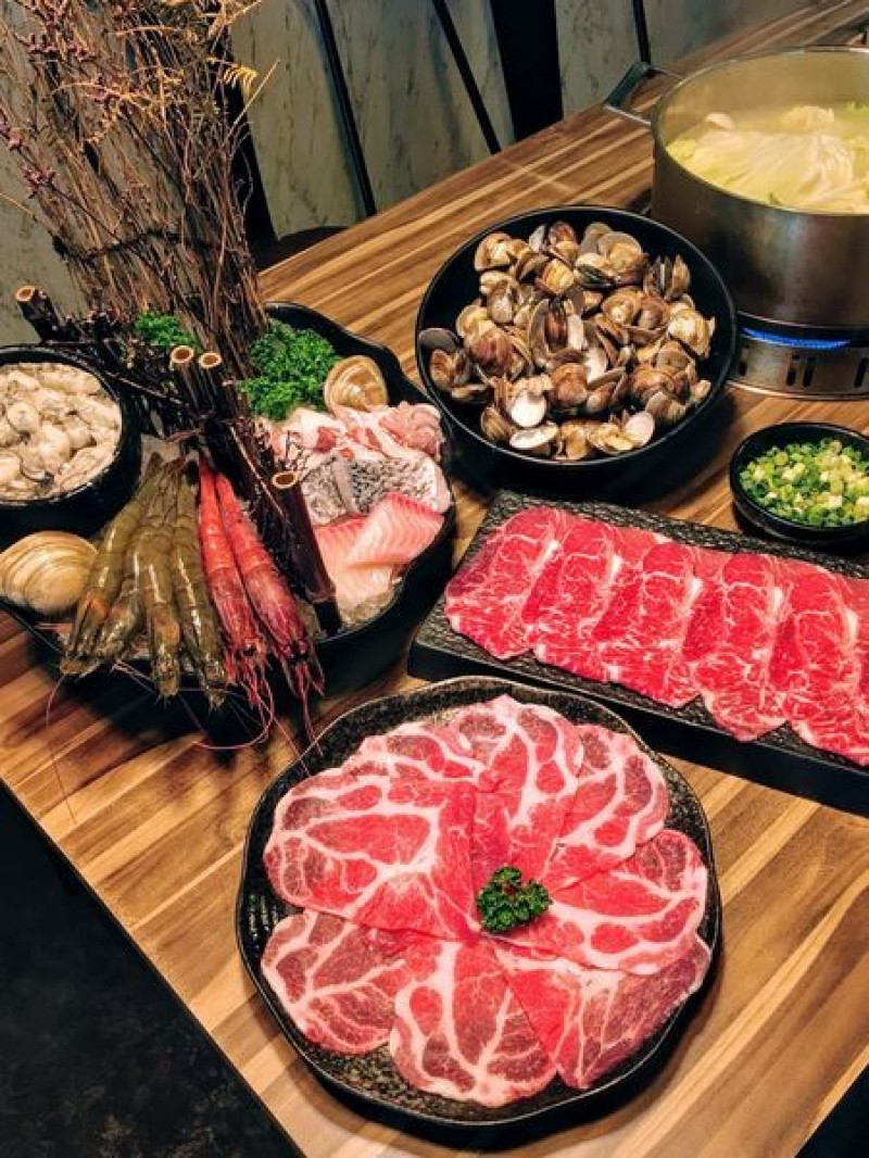 台北松山｜極蜆鍋物～豪氣澎湃的鮮美蛤蠣湯頭！民生社區營養鍋物推薦（捷運南京三民站）～