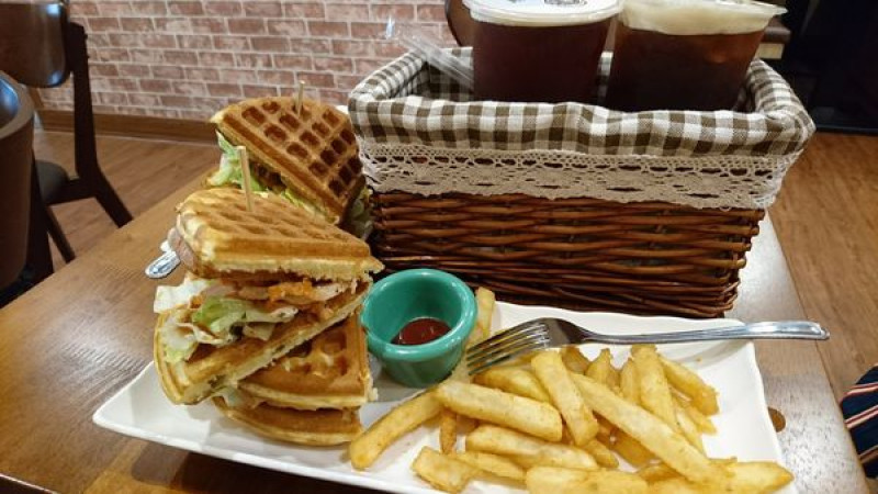 【台中】價錢親民、料多實在，40多種口味的鬆餅菜單，甜、鹹口味任選『小木屋鬆餅 - 豐原店』