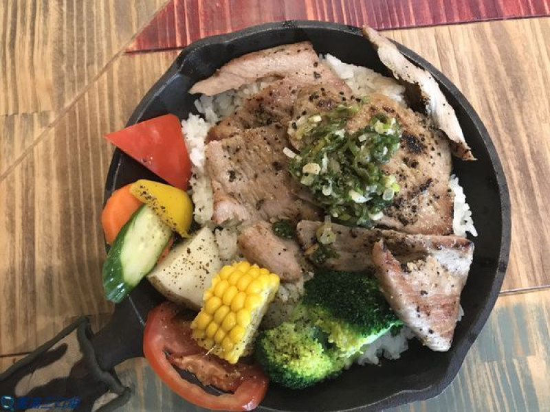 【食記】高雄左營_森8鐵鍋野餐廚房@讓你愛上野餐的感覺 讓你感受露營的趣味