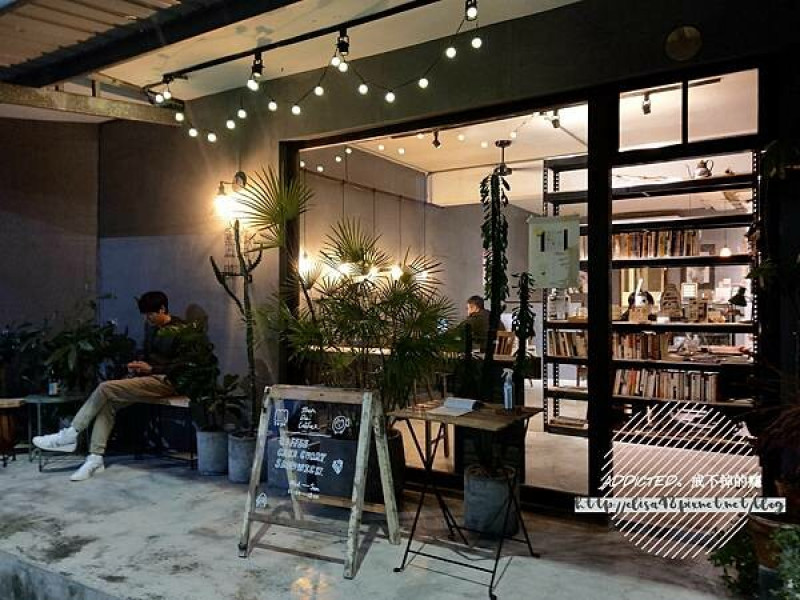 台北文山-[真的咖啡 ZHEN DE Cafe] 近萬隆捷運站步行5分鐘靜巷內，美味蛋沙拉吐司與手作飯糰，友善蔬食料理與植物奶飲品，簡約文藝質感咖啡館