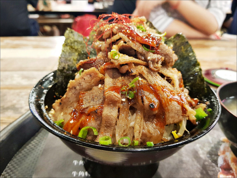 [台中] 牛角次男坊 大遠百美食街餐廳 跟火山一樣的燒肉丼 好拍也有好吃