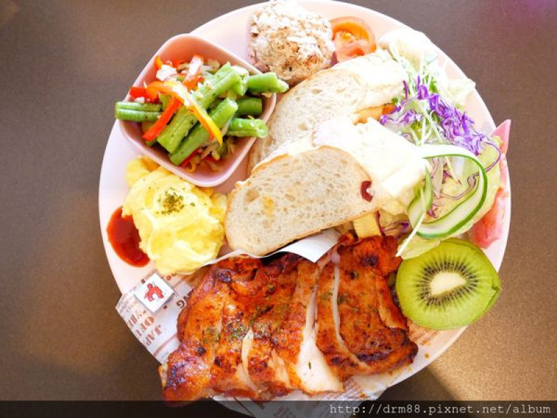 台中 中興六號咖啡店， 審計新村旁 ，堅持手作料理，手工麵包，果果氣泡飲超好拍