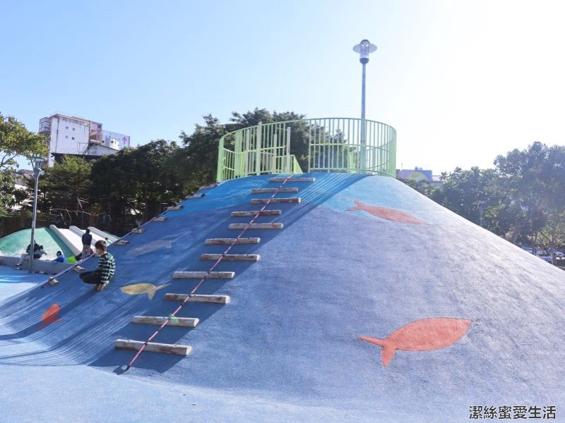 新勢公園-桃園平鎮/沙坑攀岩大草皮！共融式親子公園遊戲場 - 潔絲蜜愛生活