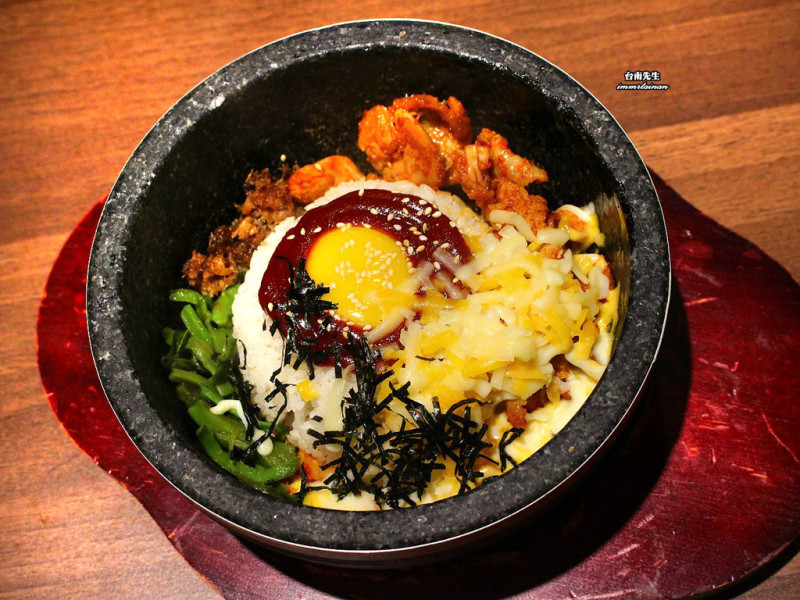 台南韓式料理／平價消費CP值高／用餐時段必客滿／用餐免費招待小菜／ 可電話訂位 ／單人銅盤烤肉／創意石鍋拌飯－「大韓名鍋」