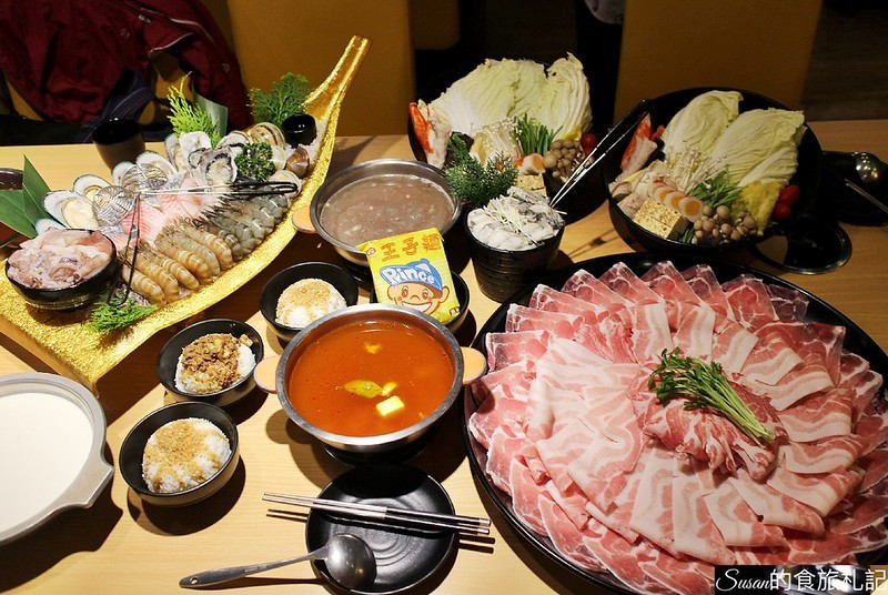 台中美食|台灣火鍋第一品牌肉多多火鍋，暴龍海鮮鍋海鮮船搭配三隻小豬拼盤，沒吃過肉多多別說你吃過最好吃火鍋，母親節來店用餐加購龍蝦海鮮盤、鮮蚵誠意滿滿 貼心服務 生日節慶、朋友聚會最佳首選 完整菜單