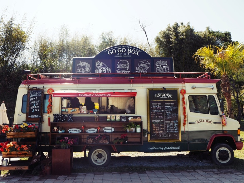 桃園景點 ▎GOGOBOX餐車誌in樂灣基地│用夢想打造的老賓士餐車出沒，還不來野餐？