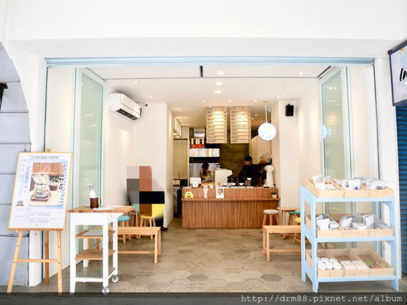 In Natural Coffee 陽光夏 ，明亮海灘風，享受陽光咖啡廳裡的自家烘培咖啡，228公園衡陽路旁。