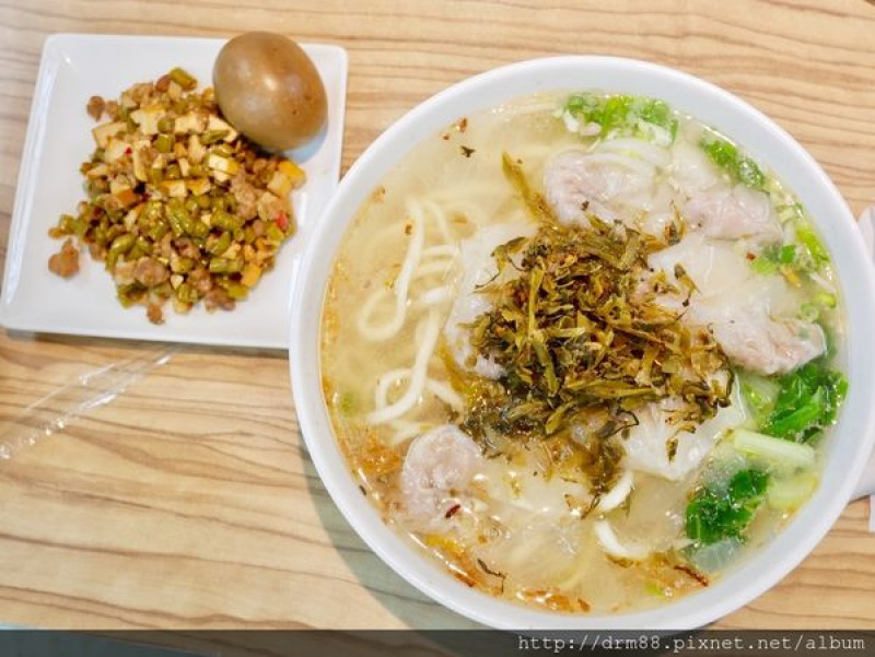 波麗士美食廣場，跟我一起去警察局吃飯吧！員工餐廳變搖身一變美食街對外營業拉！平價美食好去處，全台北最安全的美食街。