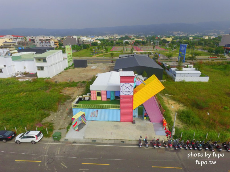 彰化出現一個彩色的大K！KoKoMo私房惑櫃~超可愛親子餐廳:沙堆.鋼琴鍵.遊戲室.溜滑梯~網美打卡聖地 - 小腹婆大世界