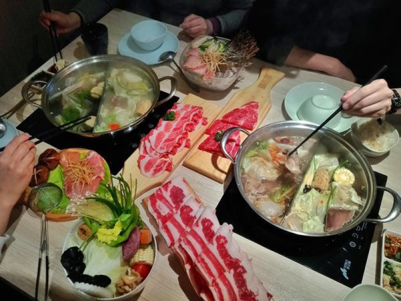 【淡海輕軌｜淡水行政中心美食】樂吃鍋｜蒜頭湯底香濃好滋補，CP值超高裝潢又很美的鄉村風火鍋店 / 壽星優惠 / 淡水火鍋推薦