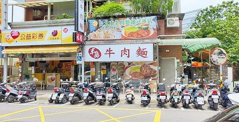 比拳頭還要大塊的牛肉塊做成的牛肉麵！一口塞不下的超大ＳＩＺＥ尺寸，大口大口吃超級滿足，又帶有爽度，是