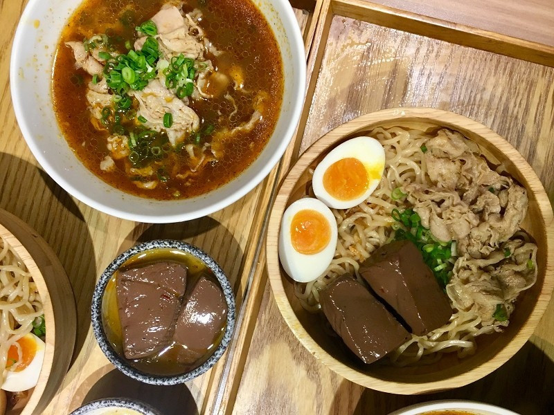 【台北｜中山站】大師兄銷魂麵舖 中山店＿麻辣牛肉湯就是要跟銷魂乾拌麵分開吃＿獨門辣醬讓整碗麵都銷魂了起來