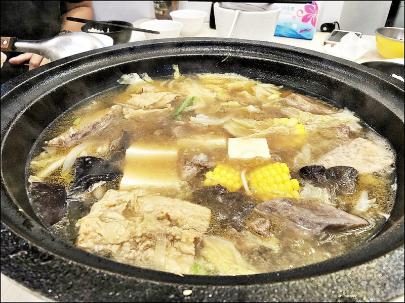 [台中] 橙石自助石頭火鍋 想吃多少拿多少價位便宜不會破表 但附近無敵宇宙難停車