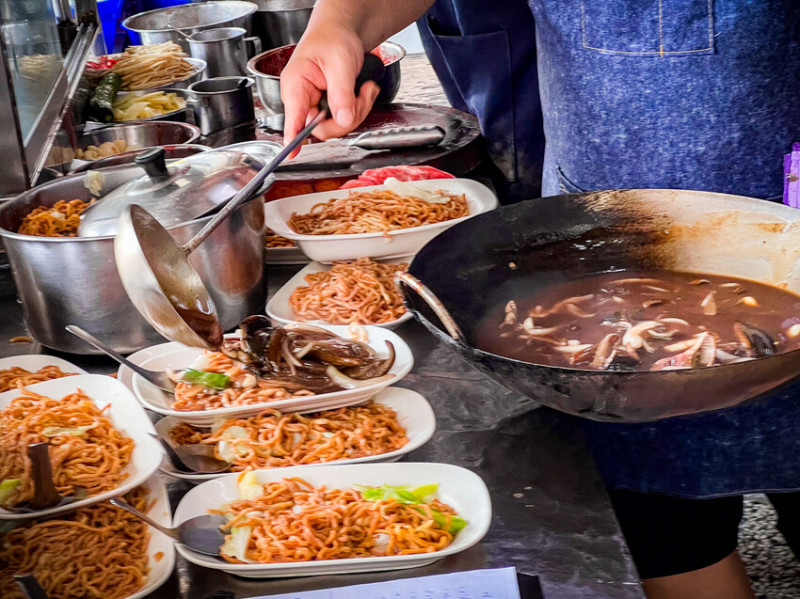 台南市東區用餐時間總是大排長龍，鱔魚意麵霸主之一！城門邊老字號炒鱔魚意麵