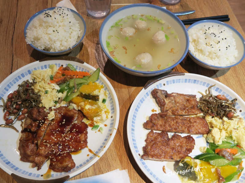 [南崁菜鳥覓食記]阿美排骨飯~純白現代感裝潢。四菜配手打排骨