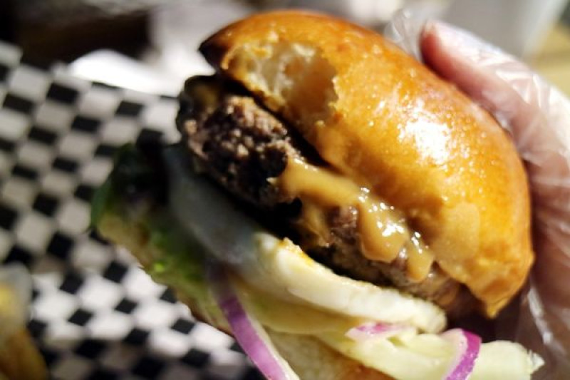 高雄新興區=<食>怪獸漢堡~高雄深夜食堂好選擇＊騎樓底下賣漢堡實在有新奇＊扎實漢堡肉排讓你越吃越涮嘴=