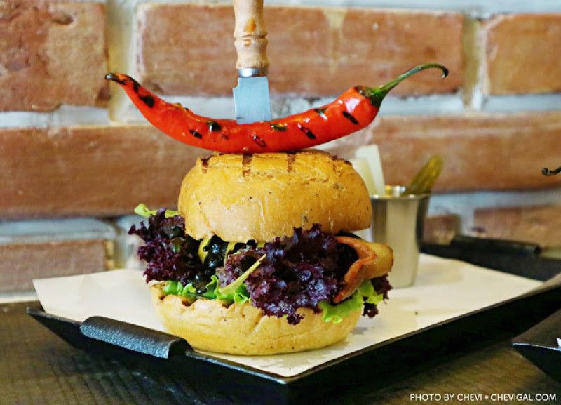 台中南屯│紅盒子美式漢堡＊望高寮下的創意美式漢堡。闇黑撒旦漢堡就是要你好看！
