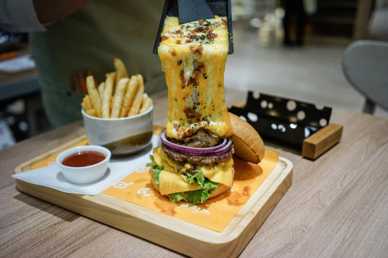 屋莎鬆餅屋Woosaパンケーキ X魔王 台北大同區  像雲一般的鬆軟日式鬆餅進軍北台灣啦 起司瀑布和牛堡太邪惡了 捷運台北車站/京站百貨 內文有店家資訊與菜單