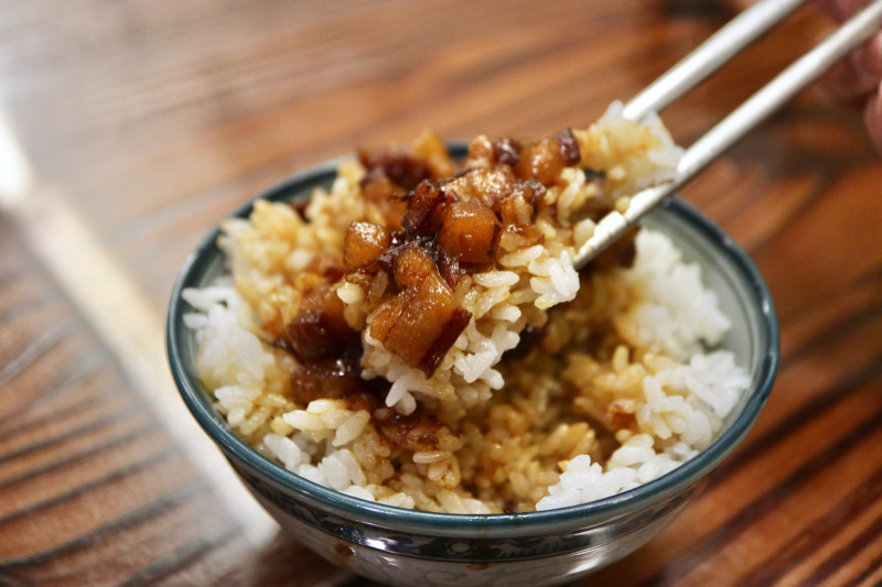 『台北美食』大安區。阿二麻辣食堂～外場服務人員服務態度很好，加上又有好吃麻辣鍋跟好吃的滷肉飯，整體用餐感受不錯～值得推薦！