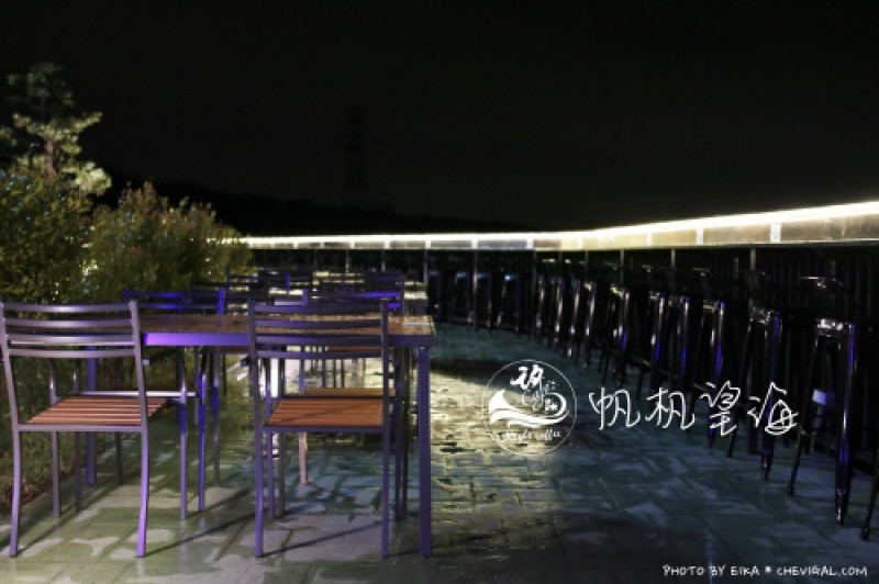 台中沙鹿│帆杋望海＊超級隱密的夜景咖啡廳！繽紛色彩貨櫃屋在夜裡也超夢幻！
