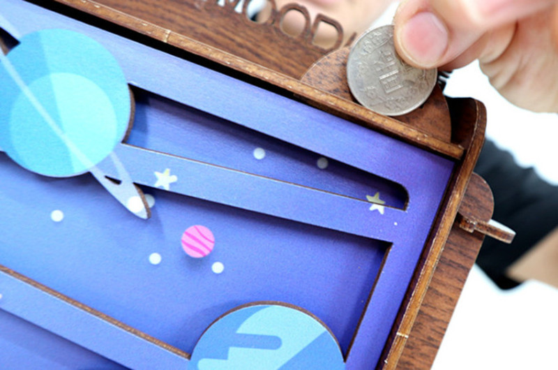 阿公的玩具存錢筒【木頭方程式】「WOOD小金庫-浩瀚宇宙」MIT木質存錢筒DIY，儲蓄的樂趣！#雷射雕刻精製 #零錢自動分流 #老祖宗的卡榫智慧#親子同樂 #益智DIY禮品推薦