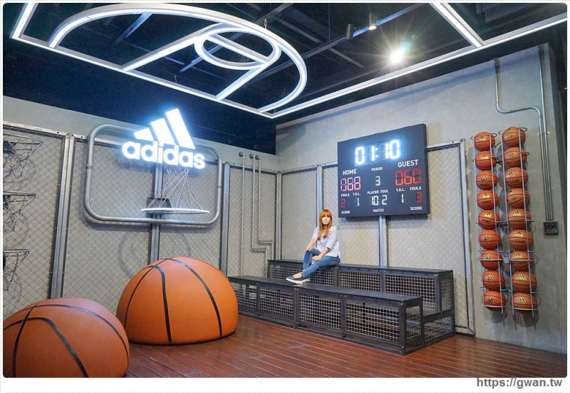全新Adidas台中綠園道門市 | 顛倒籃球場、三片葉空中花園、藍色電話亭