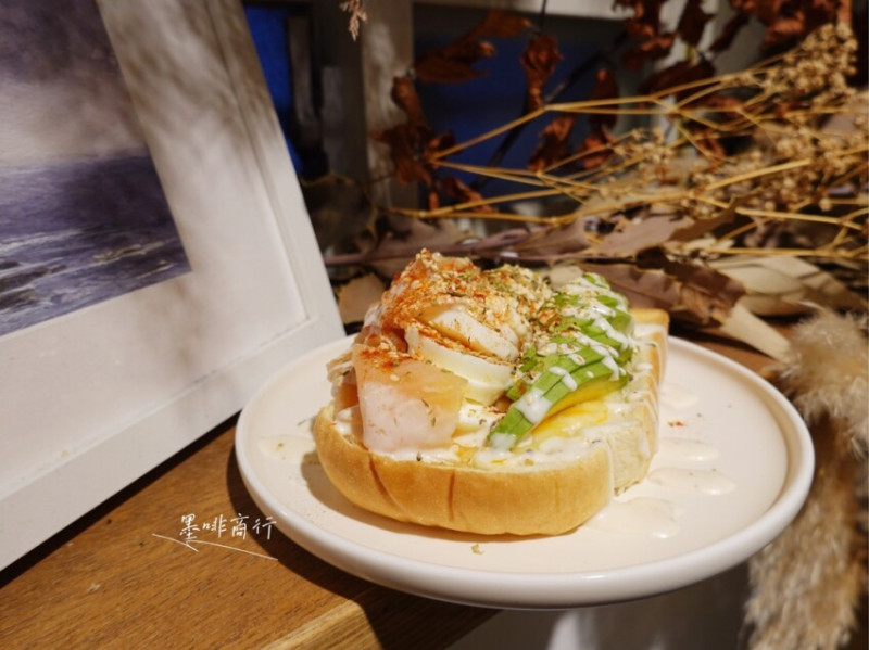 新北新店—墨啡商行｜有一種簡單 是一片吐司配上一杯拿鐵｜七張站、寶橋路、北新國小