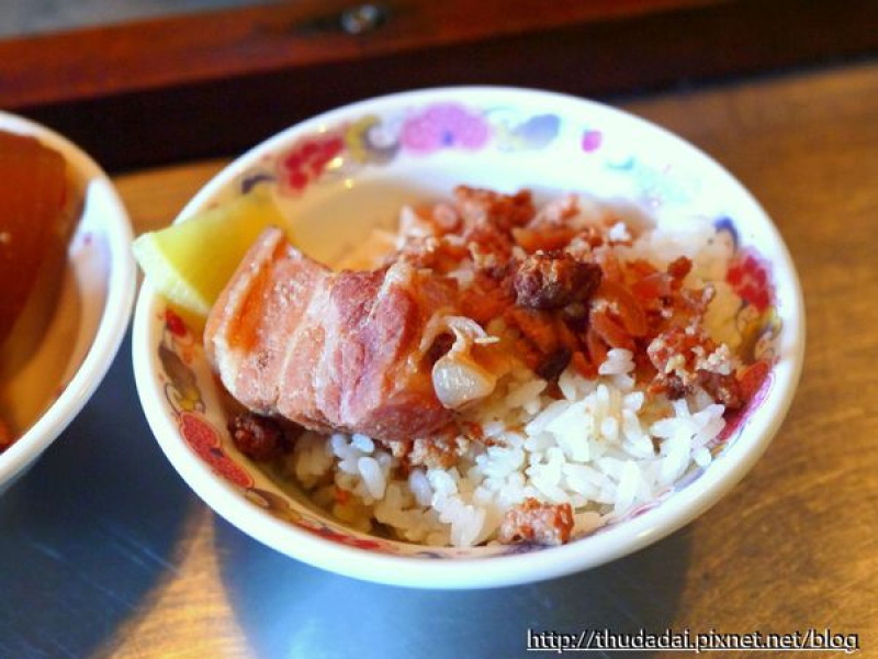 [兩攤食記] 雲林虎尾－兩撇(丿)爌肉飯、正老牌狗屎麵~隱身民宅的早餐