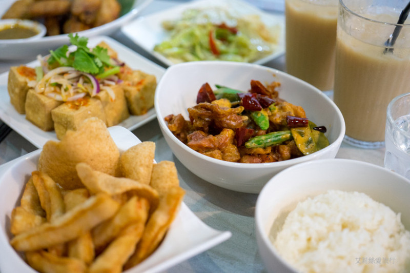 新莊美食》Double泰 道地南洋風味料理只要90元起 平價美味 近輔大 - 艾莉絲愛旅行