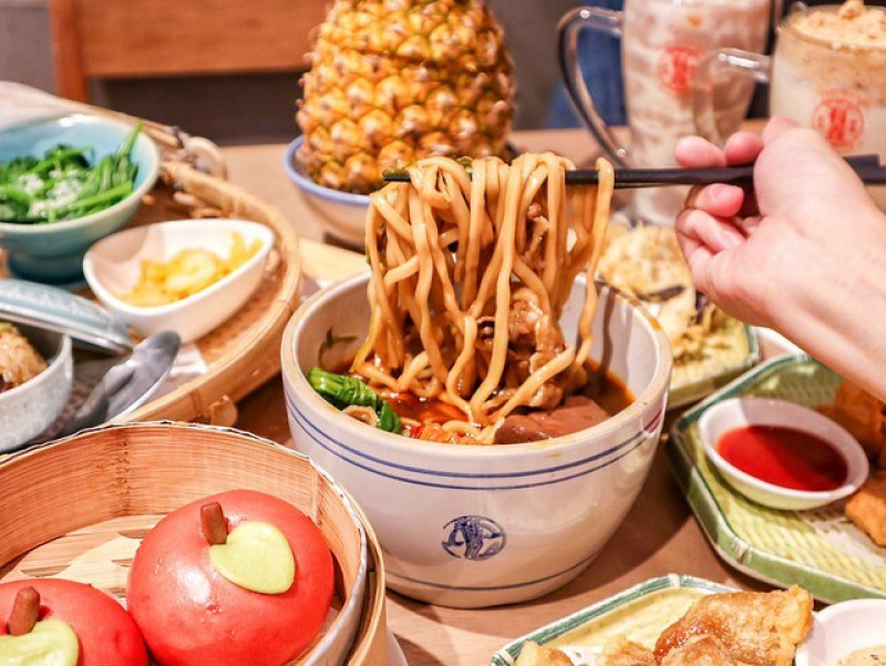 【台中美食】有春茶館－火車站附近古色古香的道地台式小餐館，出色的麻油米糕及牛肉麵