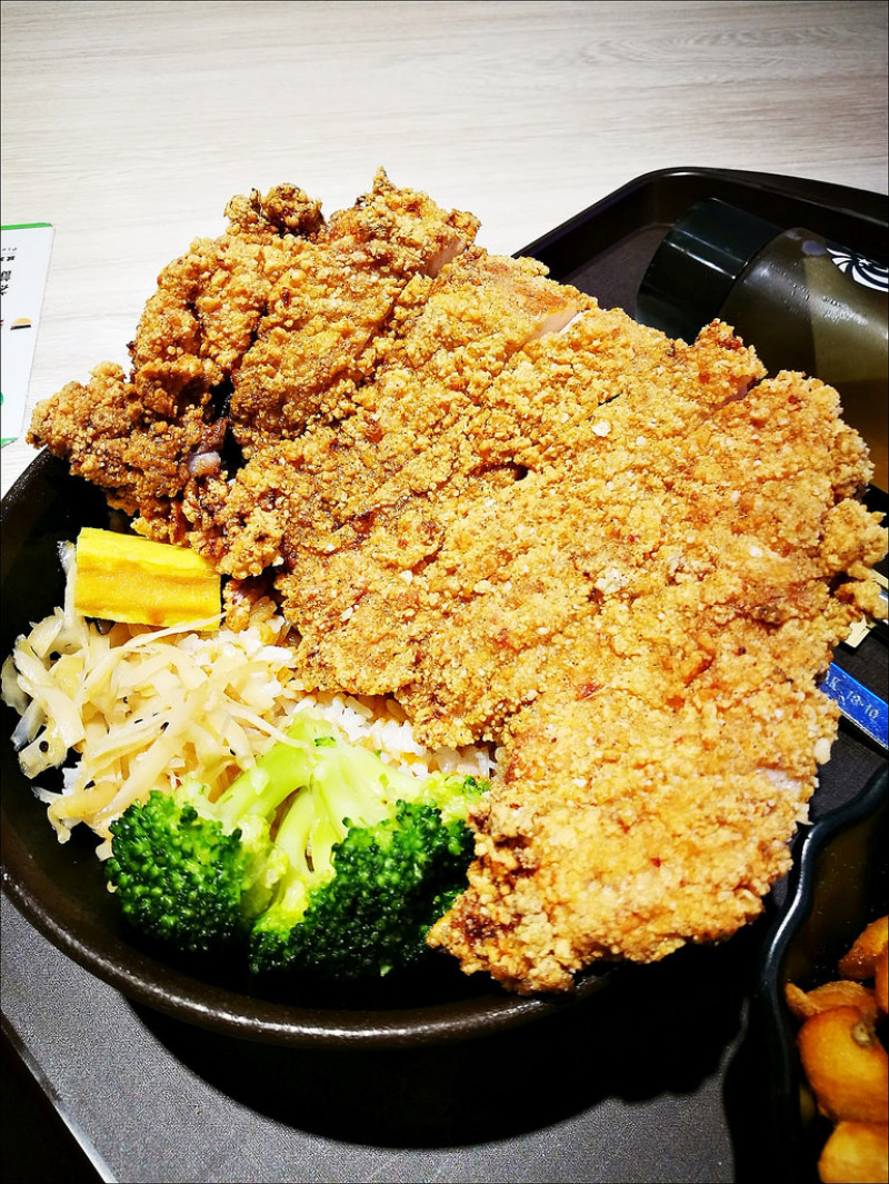 [台中] 炸去啃職人丼飯現炸雞排 台中秀泰廣場美食街 巨無霸雞排丼飯很大一塊！！
