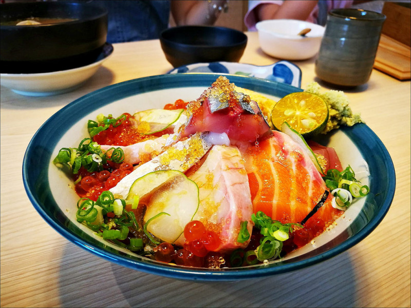 [台中] 瞞著爹台中精誠丼飯 台中海鮮丼推薦 用餐空間有質感餐點水準也不錯
