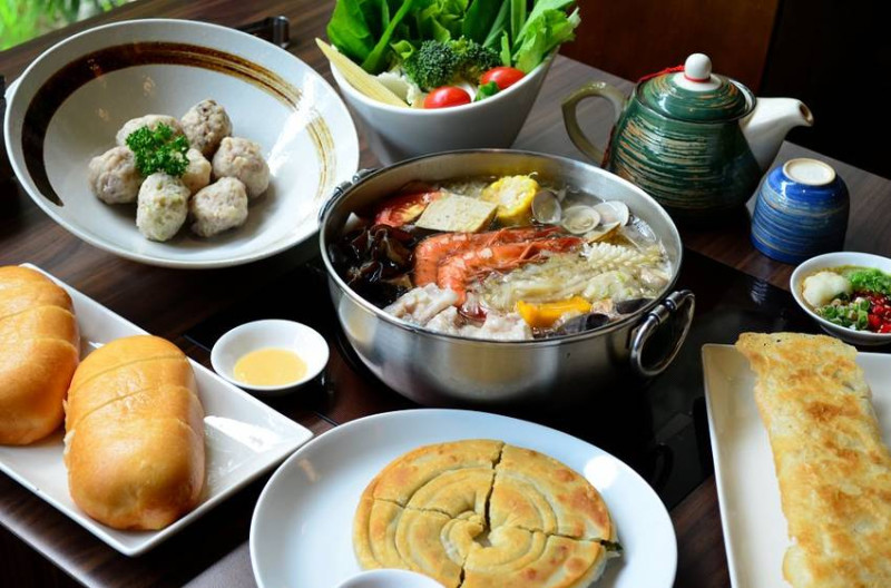 台中美食_黃金張老甕東北酸菜鍋│令人魂牽夢縈的回甘湯頭，手工麵食讓你一吃著迷~ - 愛伊特candy的分享樂園