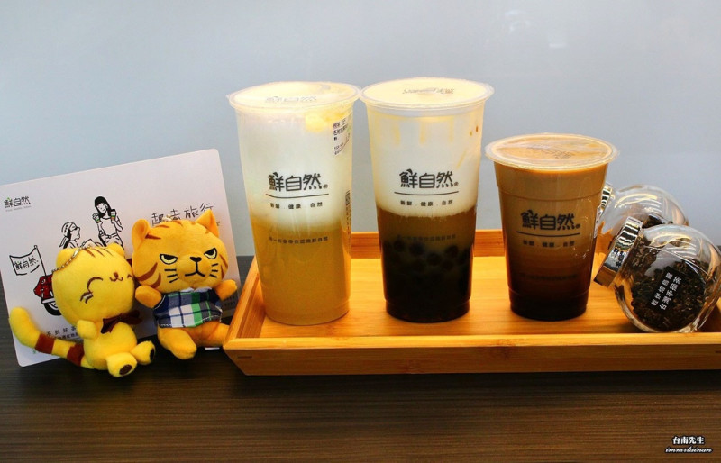 台南茶飲店／使用瑞穗鮮奶、台糖甘蔗液糖／不用業務用牛乳、化學人工果糖／嚴選台灣高山茶／獨家高山茶萃取沖泡技術／無糖也會回甘／自帶保溫杯折價優惠